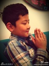 组图：石头放寒假看《西游记》 双手合十扮唐僧