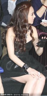 组图：关颖看秀露乳沟 玩自拍裙摆过短险走光