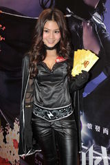 组图：周秀娜性感造型亮相 乳沟曼妙事业线诱人