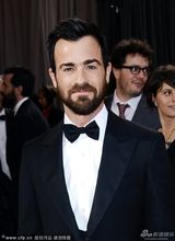 组图：安妮斯顿红裙大气 和男友贾斯汀秀恩爱