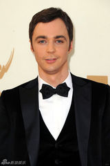 组图：艾美奖红毯 谢耳朵吉姆-帕森斯惊现双下巴