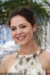 高清图：《伊莲娜》发布会 Yelena花裙清丽