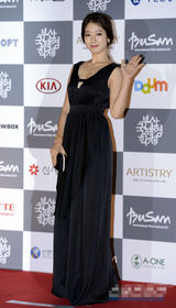 组图：朴信惠黑色V字裙亮相性感秀美乳