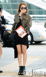 组图：Rainbow便装现身机场飞加拿大参加活动