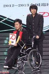 组图：水木年华新作重温经典 缪杰坐轮椅现身宣传