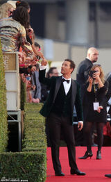 组图：马修-麦康纳墨绿西装走红毯 与粉丝互动