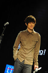 组图：张超首发专辑北京开唱 黄雅莉性感助阵