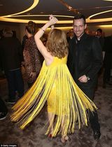 组图：凯莉-米洛亮相宣传新书 穿亮黄流苏裙翩翩起舞