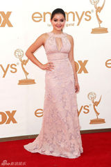 组图：艾美奖红毯 阿芮尔-温特蕾丝裙俏皮可人 