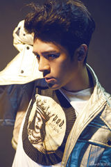 组图：黄智博炫酷写真 玩转金属风