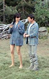 组图：阿汤哥忙拍新片 与邦女郎上演吻戏