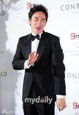组图：韩国演员严泰雄举行婚礼发布会幸福大笑