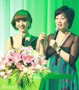 幻灯图：柳岩复古装扮显成熟韵味 倡导环保生活