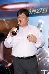 幻灯：《枪王之王》香港宣传 吴彦祖古天乐获赠金枪