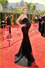 高清组图：名模克鲁姆大肚如箩 与老公牵手亮相