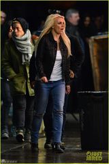 组图：布兰妮MV花絮曝光 穿男友外套显臃肿