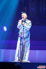 组图：陈奕迅台北火热开唱 台上大玩变装秀