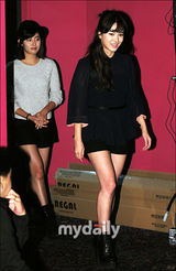 组图：宋慧乔出席新片发布会 超短裙亮相秀性感