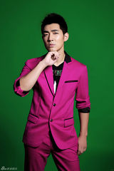 组图：胡洋玫红西装写真青春洋溢