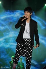 组图：萧亚轩周笔畅等亮相广州助阵毕业季