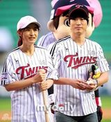 组图：Tablo姜惠贞夫妇任棒球赛嘉宾恩爱亮相