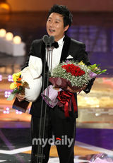 幻灯图：众星出席2009KBS电视台演艺大奖颁奖礼