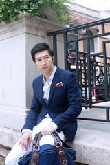 组图：崔绍涵街拍 海军制服款西装搭白色筒裤