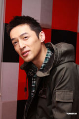 组图：胡歌为追女孩学唱歌 自曝是忘词大王