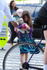 组图：6岁苏瑞可爱现身 花裙抢眼毛绒玩具不离身