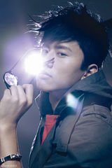 组图：张杰全新宣传照变身时尚潮男