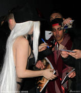 组图：Lady Gaga网状比基尼清凉上阵为粉丝签名