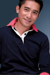 幻灯图集：梁朝伟儒雅着装出镜 尽显绅士魅力