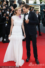 组图：戴安克鲁格戛纳走秀和男友恩爱