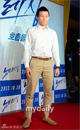 组图：李宝英郑柔美等助阵李钟硕新片VIP试映