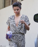 组图：赛琳娜深V连身裤出镜 前后真空秀美背