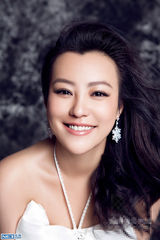 组图：郝蕾与双胞胎儿子拍写真尽显女人魅力