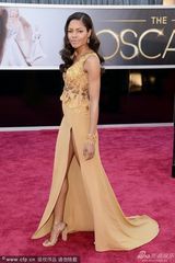 组图：邦女郎娜奥米-哈里斯高开叉裙秀美腿