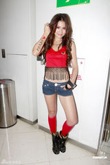 幻灯图：周秀娜热裤现身献唱 联手众星为世界杯呐喊