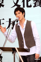 高清图：王力宏为世博会彩排 将演绎邓丽君名曲