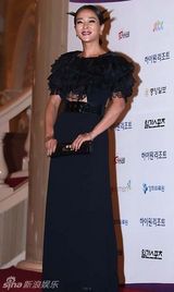 组图：《圣殇》女主赵敏秀别致美裙显贵气