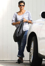 高清组图：哈利-贝瑞街拍 九分牛仔裤搭配平底鞋