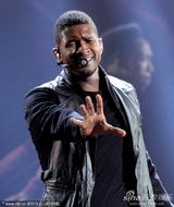 组图：亚瑟小子深情开唱 捂耳伸手表情纠结