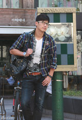 组图：于晓光韩国街拍 白T搭牛仔不失潮范