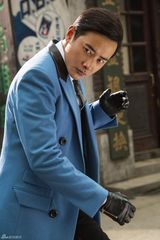 组图：导演于敏执导罗晋演戏片场逗乐