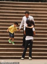 组图：刘涛夫妇携子女出游一家乐融融