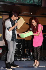 组图：张智成与歌迷过成日 现场获赠粉色情趣内衣