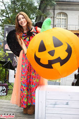 组图：梁心颐发新专辑草地开唱变身精灵