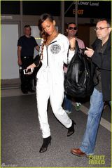 组图：蕾哈娜连体衫身材姣好 麻花辫似邻家少女