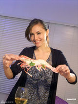 幻灯组图：名模Mandy Lieu深海潜水 着低胸裙吹海风