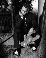 组图：德普帅气登杂志封面 抱熊仔卖萌无敌